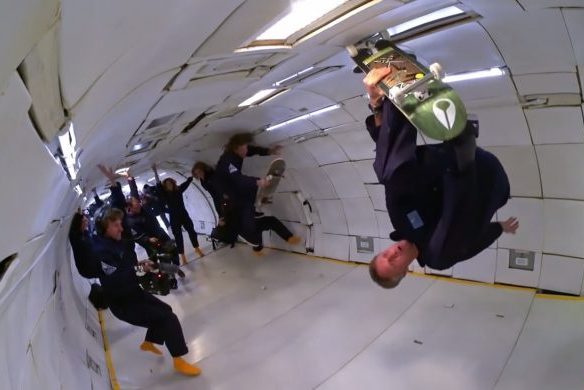 Tony Hawk i Jaws na desce w zerowej grawitacji